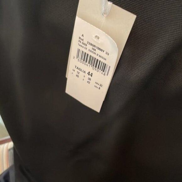 Elegant Black Sleeveless Blouse - Picture 7 of 7